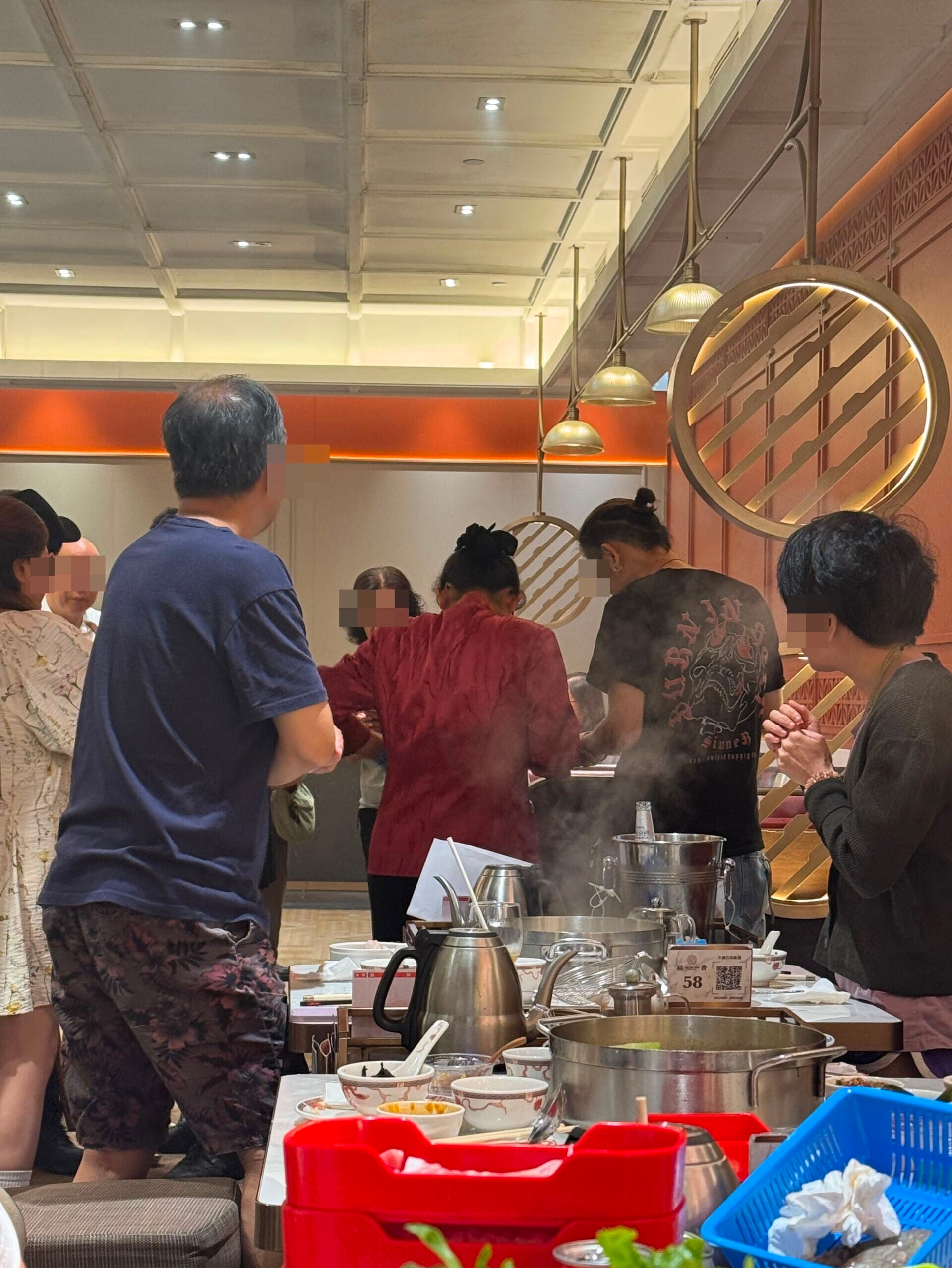 社交平台Threads昨晚(30日)有網民指,在稻香酒樓打邊爐期間,有鄰檯食客懷疑發現手提卡式石油氣爐有漏氣聲,通知職員到場處理時,數秒後突然發生爆炸,帖主形容「個場勁大陣燒燶嘢味」。
