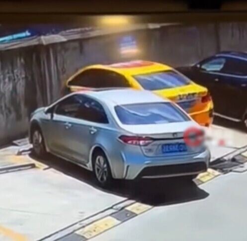 私家車絲滑穿越圍牆,輕鬆開進隔壁另一個停車場。(微博)