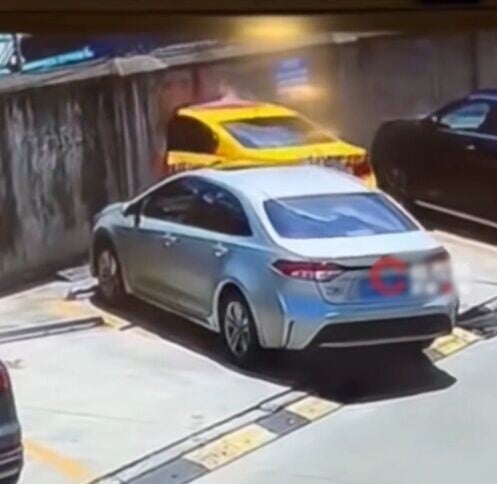 私家車絲滑穿越圍牆,輕鬆開進隔壁另一個停車場。(微博)