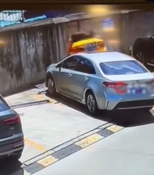 私家車絲滑穿越圍牆,輕鬆開進隔壁另一個停車場。(微博)