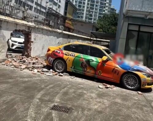 網民調侃:是車太強還是墻「太敷衍」?(微博)