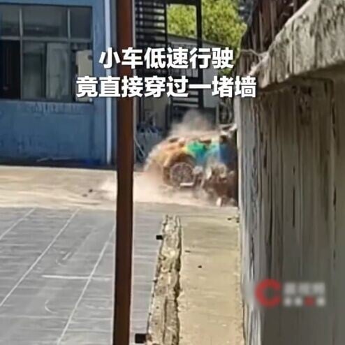 私家車雖然天窗和前擋風破璃被掉落的磚頭砸毀,但直衝牆壁的車頭似乎相當完好,司機亦沒有受傷。(微博)