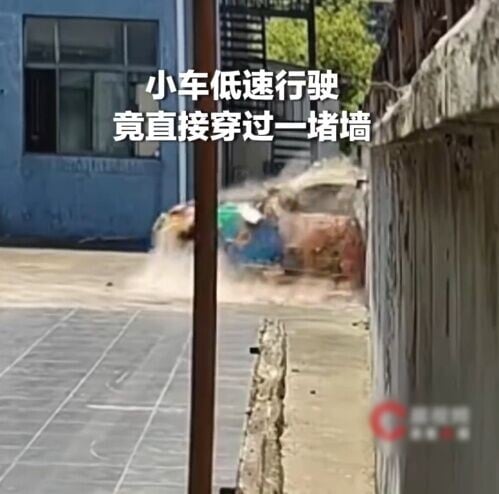 私家車雖然天窗和前擋風破璃被掉落的磚頭砸毀,但直衝牆壁的車頭似乎相當完好,司機亦沒有受傷。(微博)