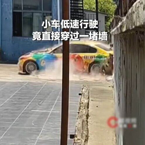 私家車雖然天窗和前擋風破璃被掉落的磚頭砸毀,但直衝牆壁的車頭似乎相當完好,司機亦沒有受傷。(微博)