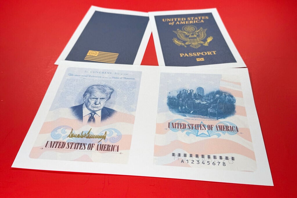 美國國務院宣布,印有總統川普(Donald Trump)肖像的限量版紀念護照將擴大發行範圍(AP)