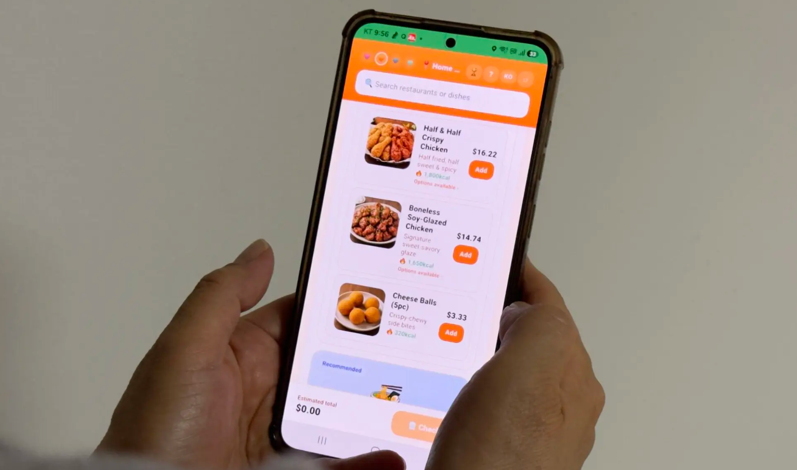 南韓「FoodNeverArrives(食物絕不送達)」外賣App爆紅,提供炸雞、拉麵、意粉等15間餐館的40多種菜單,甚至還能追蹤虛擬外賣車手,但是沒有任何東西被送達,也不涉及金錢交易,有用戶指僅憑這種「假體驗」就能獲得與真實消費相似的代償性滿足感。(網上圖片)