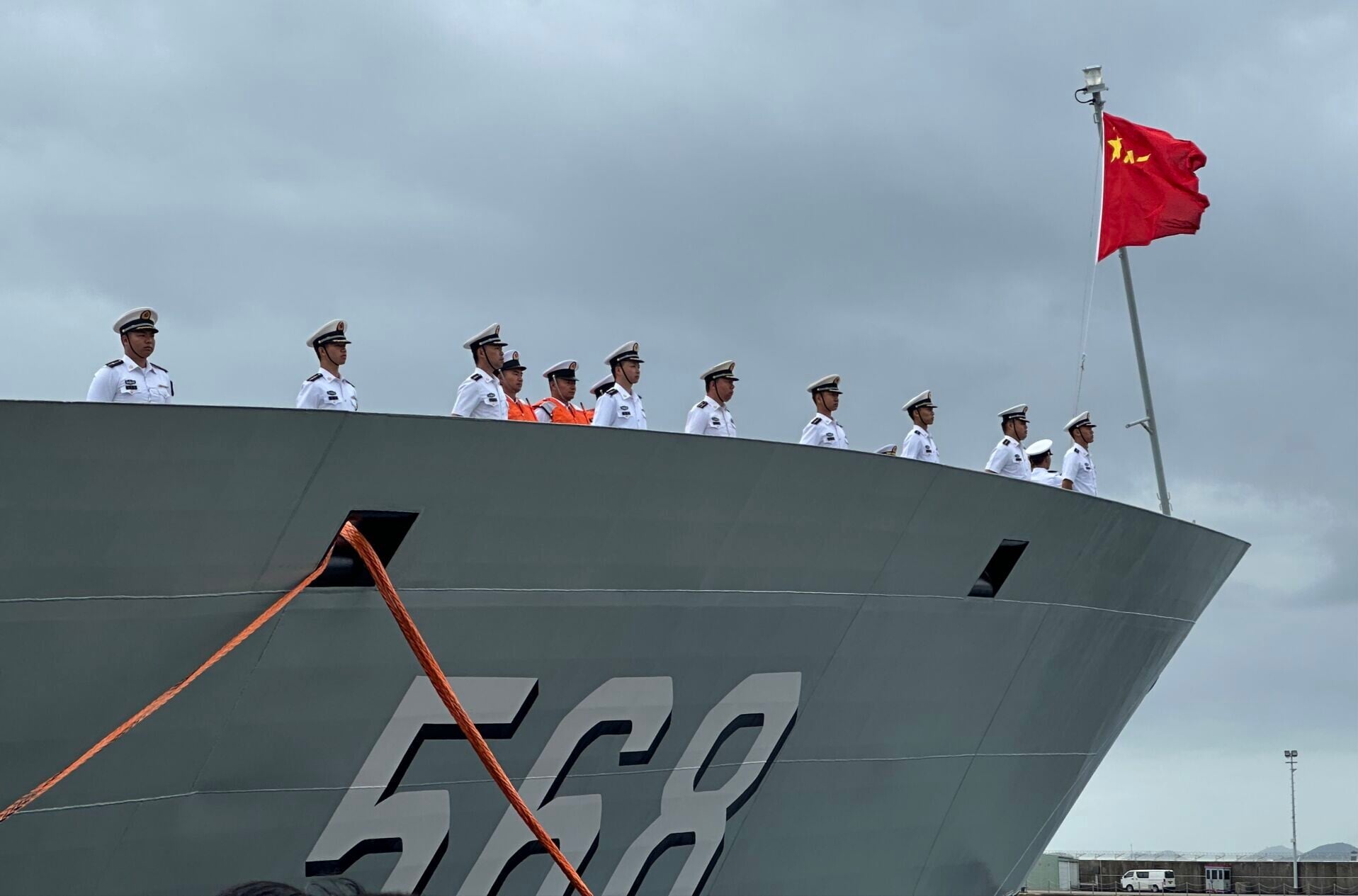 由解放軍導彈驅逐艦南寧艦及導彈護衛艦衡陽艦組成的海軍艦艇編隊在歡送儀式後,陸續駛離軍港碼頭,離開香港。(中通社)