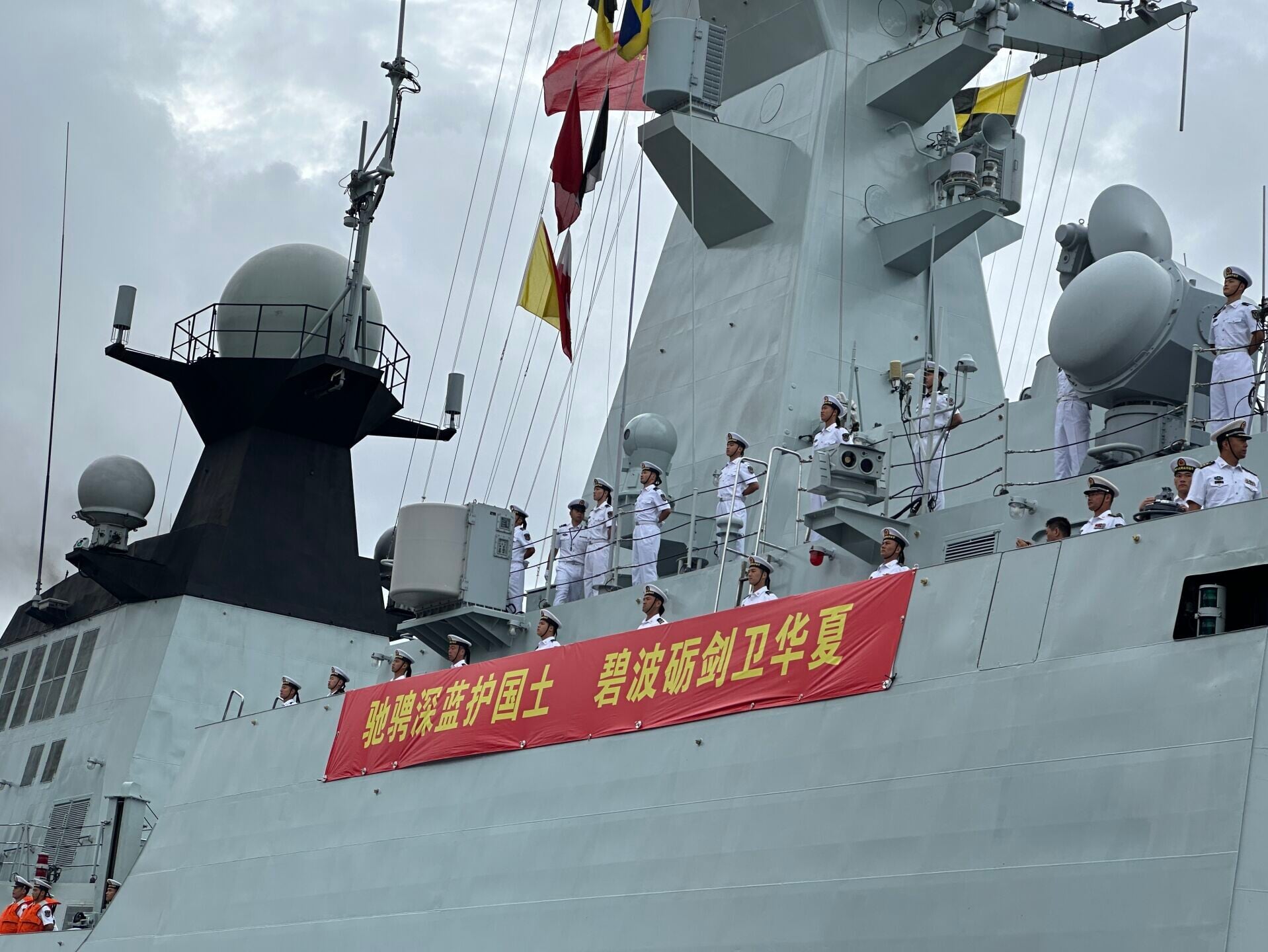 由解放軍導彈驅逐艦南寧艦及導彈護衛艦衡陽艦組成的海軍艦艇編隊在歡送儀式後,陸續駛離軍港碼頭,離開香港。(中通社)