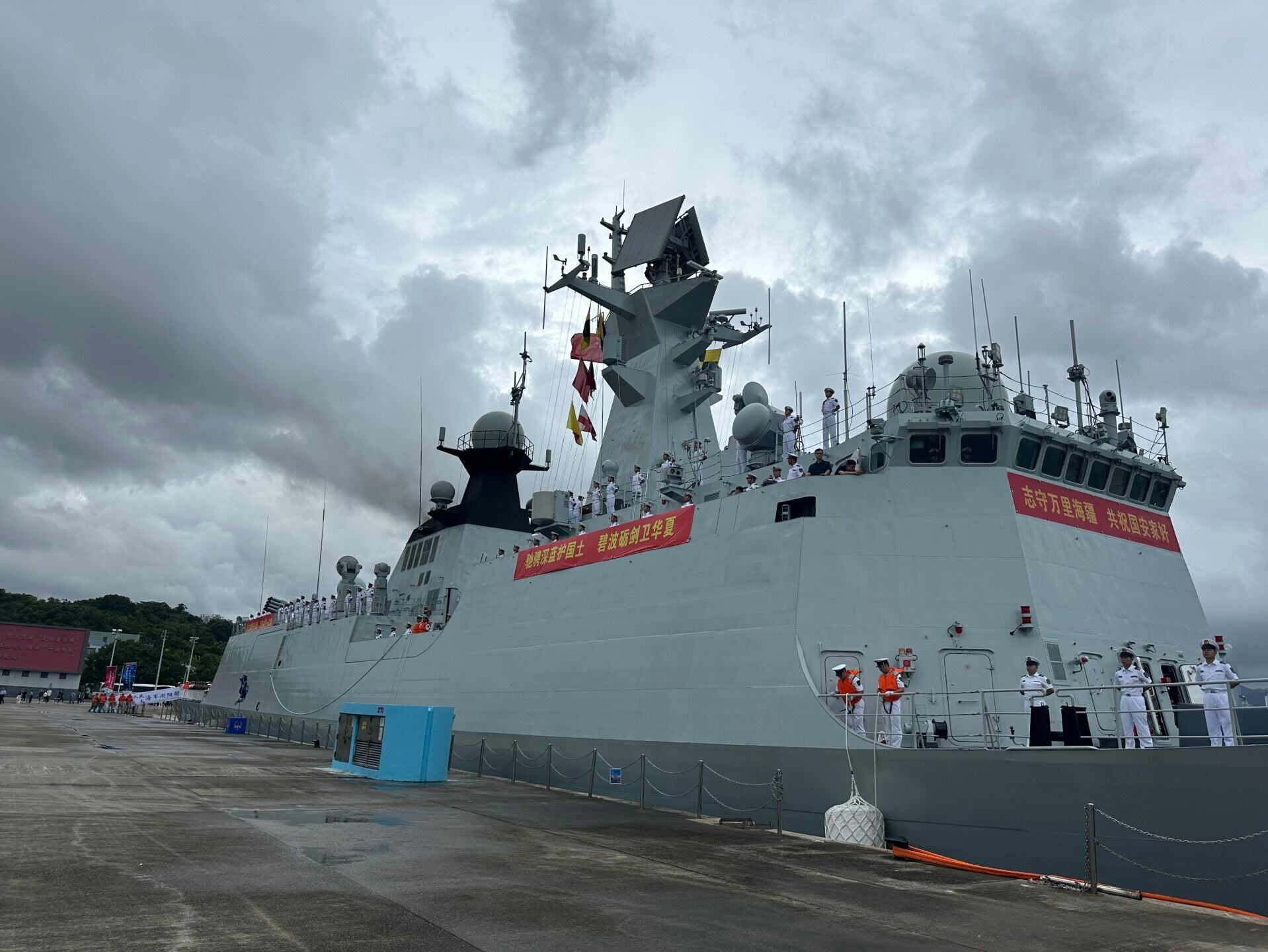由解放軍導彈驅逐艦南寧艦及導彈護衛艦衡陽艦組成的海軍艦艇編隊在歡送儀式後,陸續駛離軍港碼頭,離開香港。(中通社)