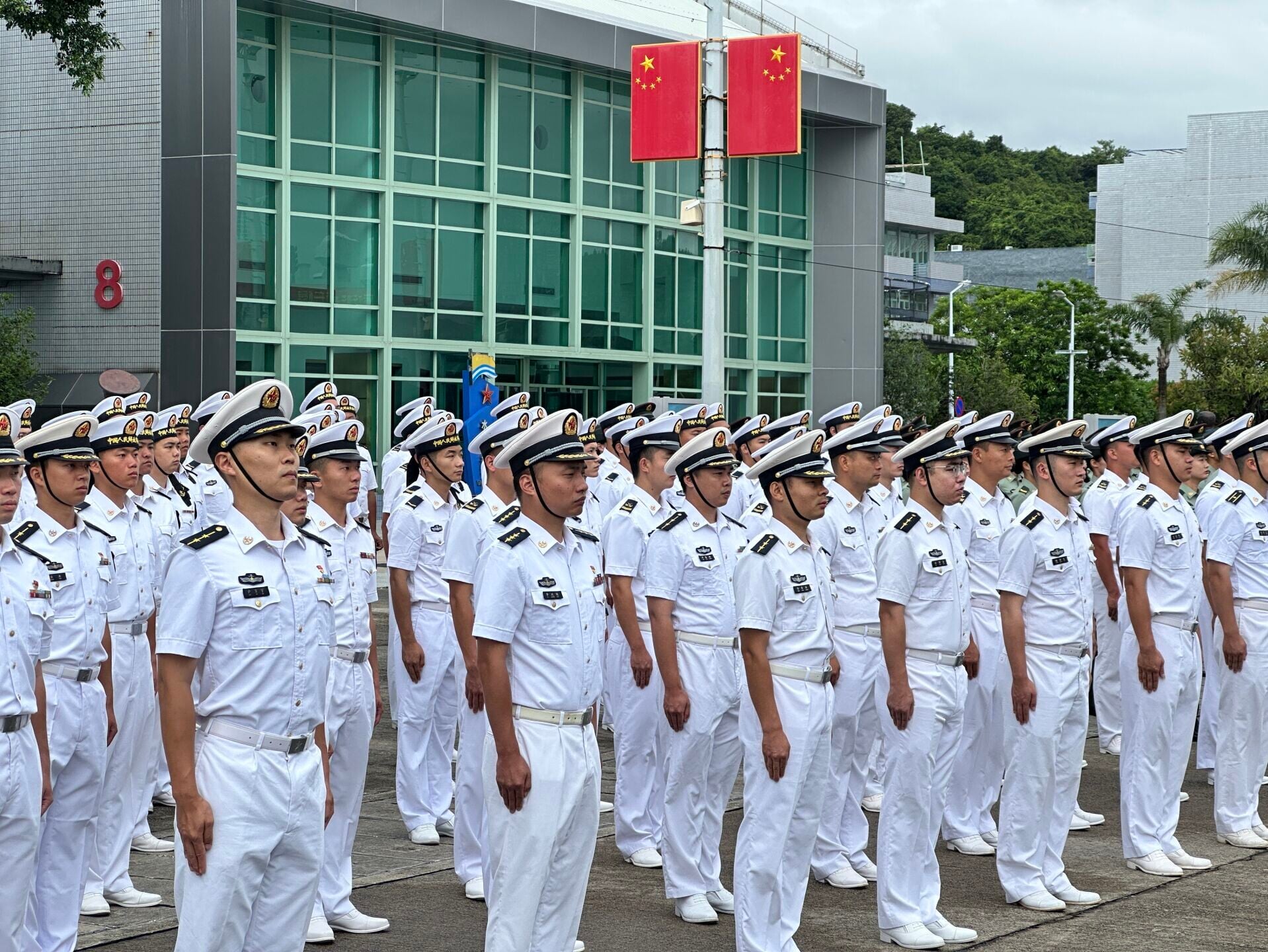 由解放軍導彈驅逐艦南寧艦及導彈護衛艦衡陽艦組成的海軍艦艇編隊在歡送儀式後,陸續駛離軍港碼頭,離開香港。(中通社)