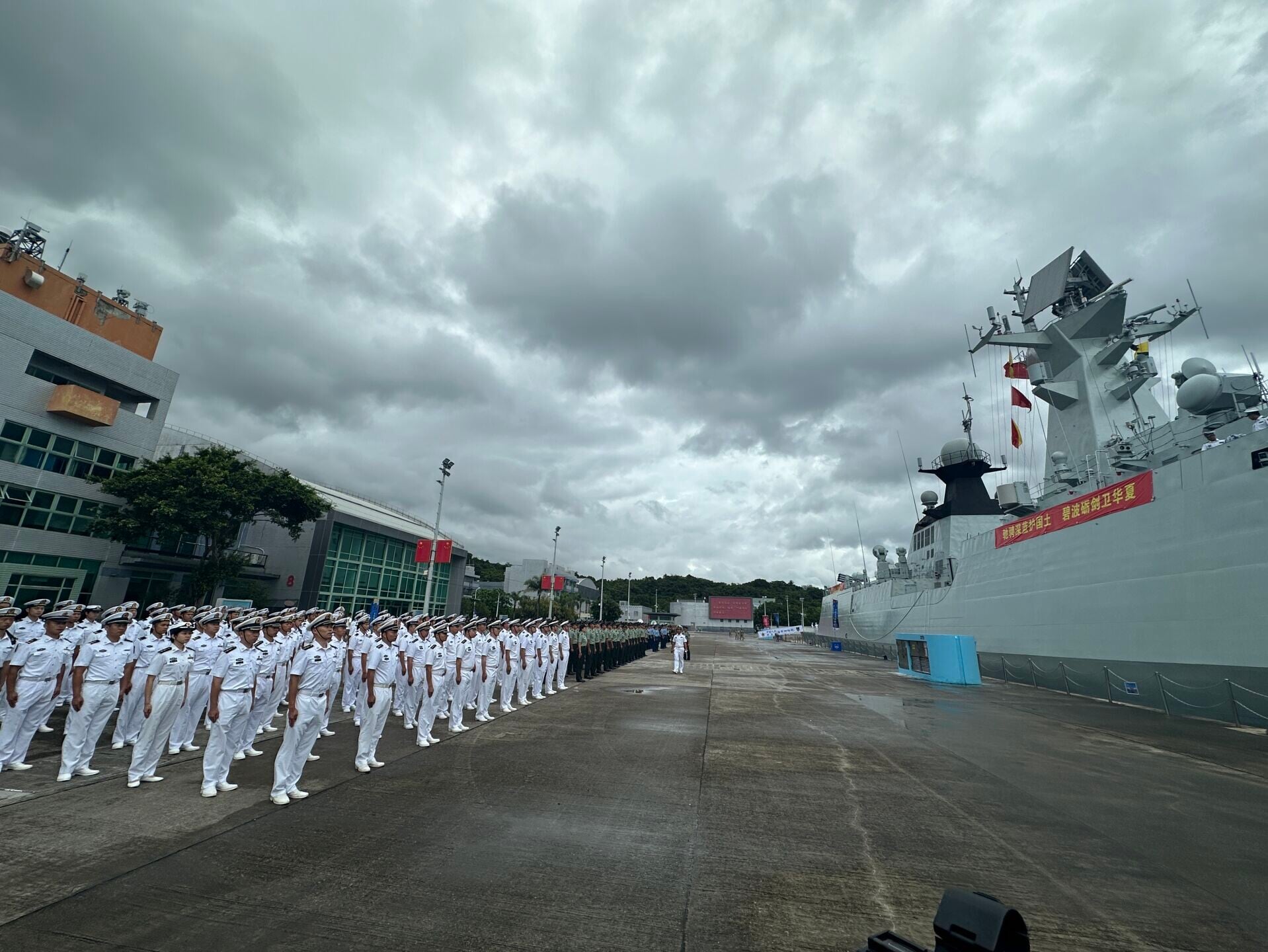 由解放軍導彈驅逐艦南寧艦及導彈護衛艦衡陽艦組成的海軍艦艇編隊在歡送儀式後,陸續駛離軍港碼頭,離開香港。(中通社)