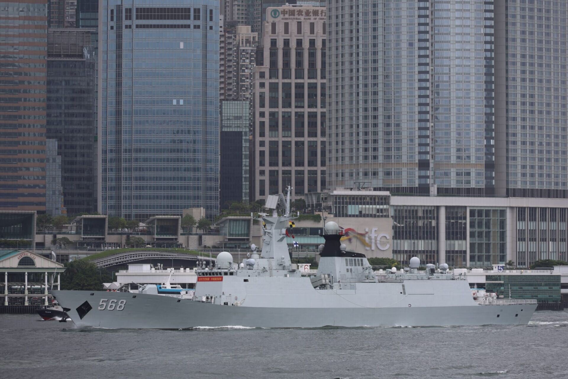 由解放軍導彈驅逐艦南寧艦及導彈護衛艦衡陽艦組成的海軍艦艇編隊在歡送儀式後,陸續駛離軍港碼頭,離開香港。(鍾式明攝)