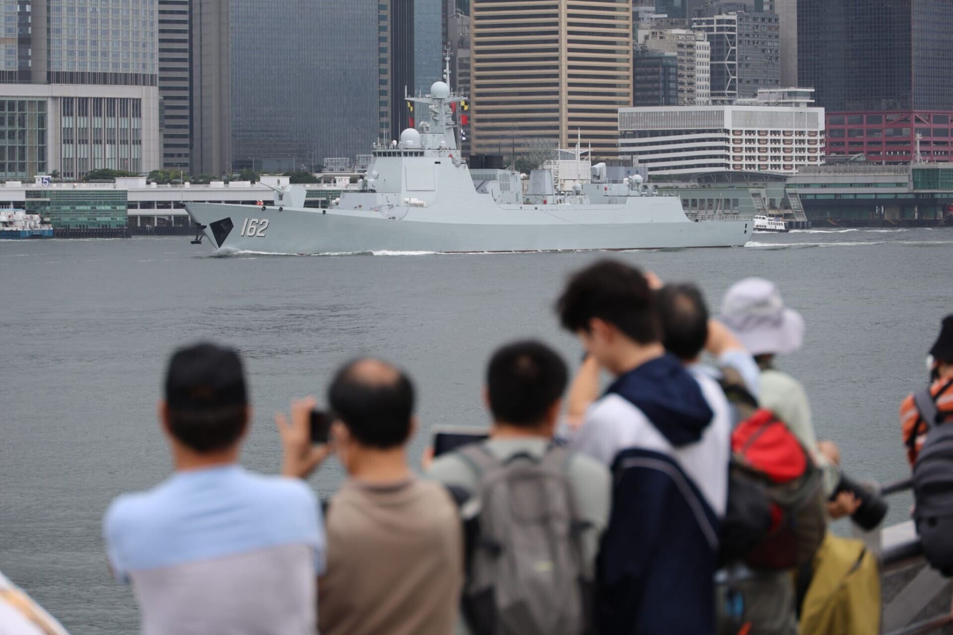由解放軍導彈驅逐艦南寧艦及導彈護衛艦衡陽艦組成的海軍艦艇編隊在歡送儀式後,陸續駛離軍港碼頭,離開香港。(鍾式明攝)