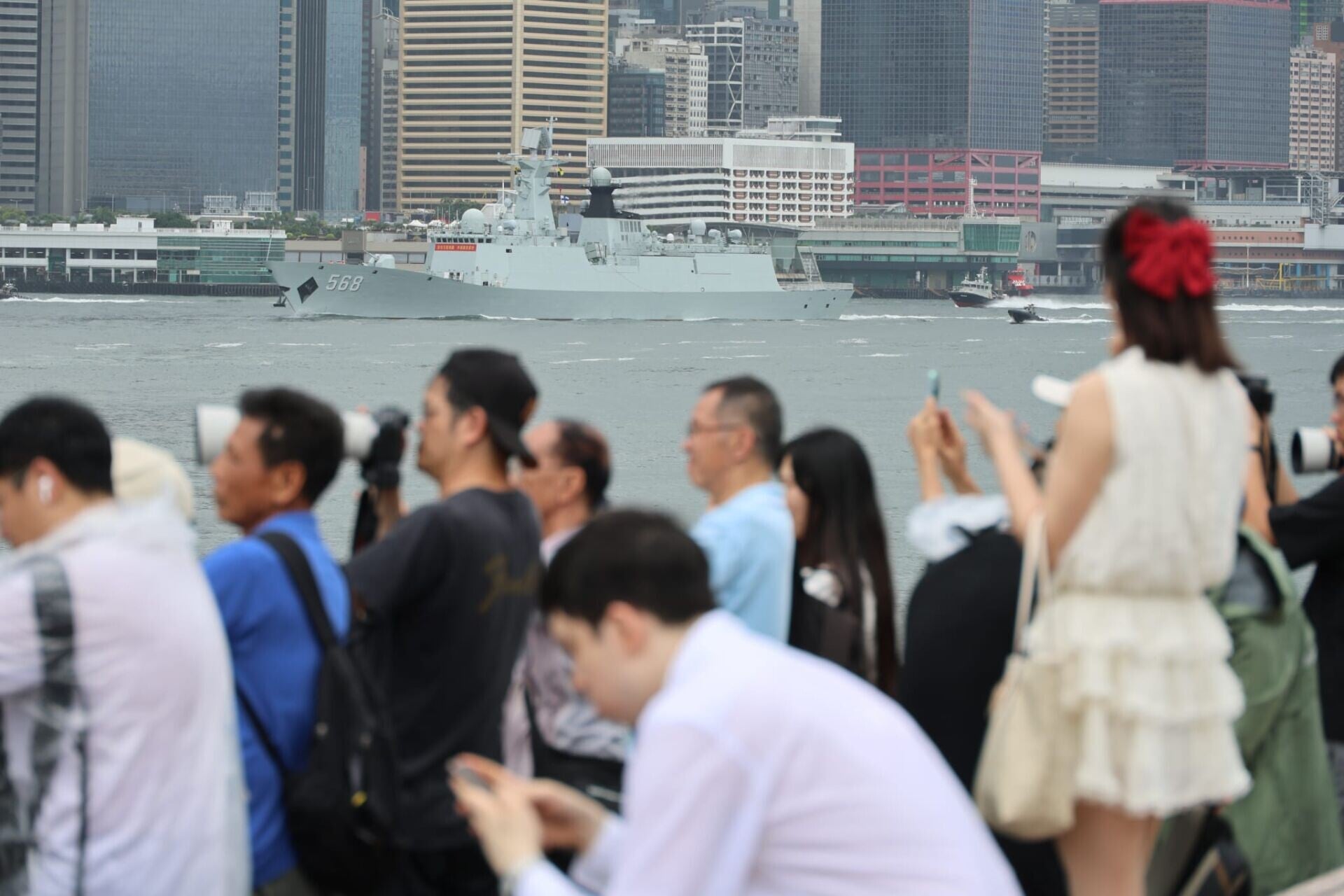 由解放軍導彈驅逐艦南寧艦及導彈護衛艦衡陽艦組成的海軍艦艇編隊在歡送儀式後,陸續駛離軍港碼頭,離開香港。(鍾式明攝)