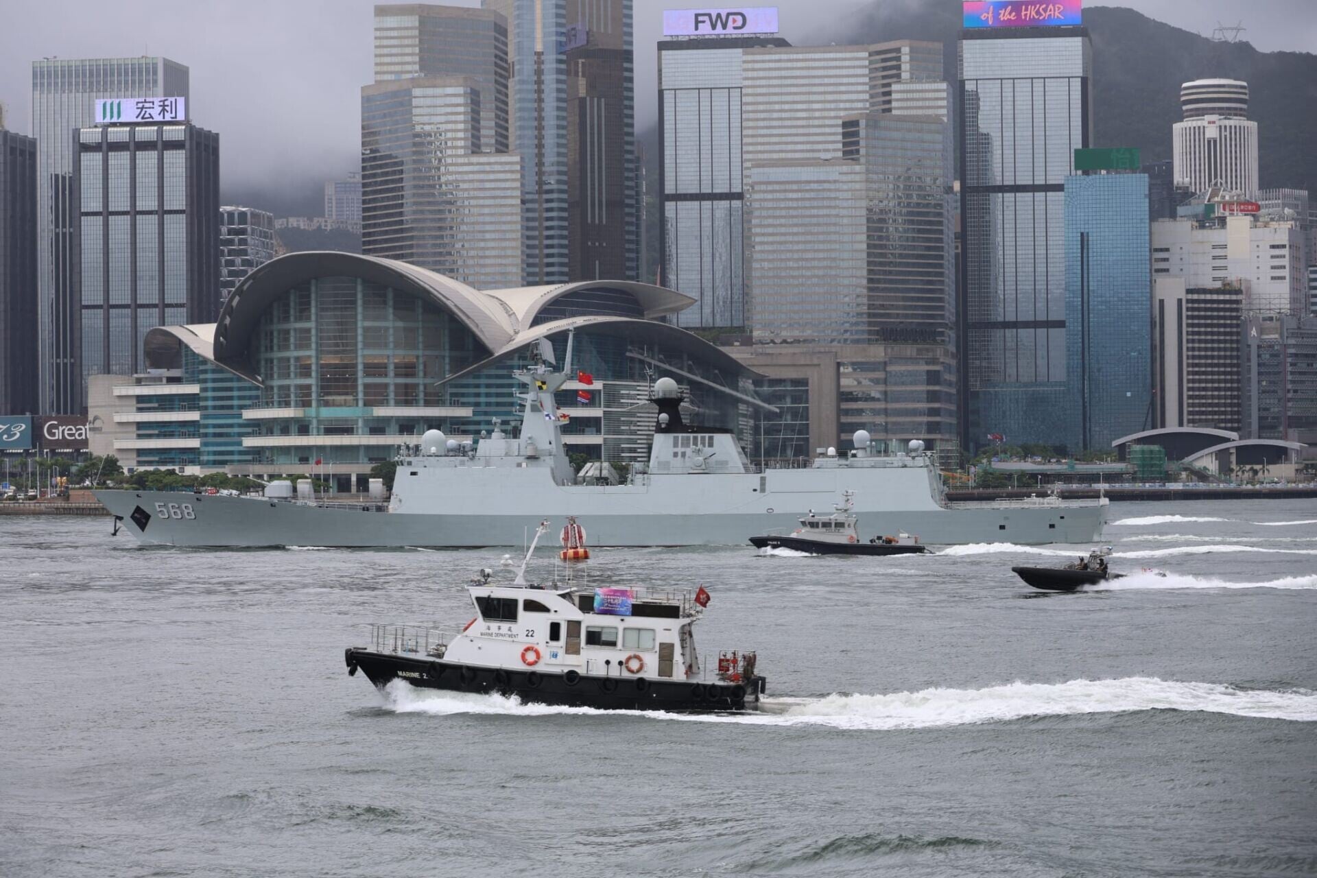 由解放軍導彈驅逐艦南寧艦及導彈護衛艦衡陽艦組成的海軍艦艇編隊在歡送儀式後,陸續駛離軍港碼頭,離開香港。(鍾式明攝)