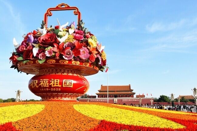 官方指「各方面意見仍存在較大分歧,難以統一,確定國花的時機尚未成熟」。圖為2025年北京天安門廣場的國慶花壇。(圖片來源:視覺中國)