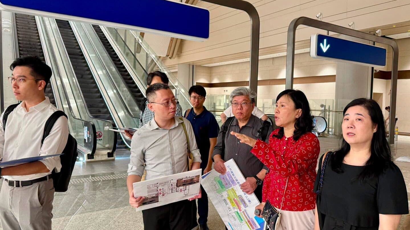 陳美寶到訪新皇崗口岸檢視交通安排。(運輸及物流局)