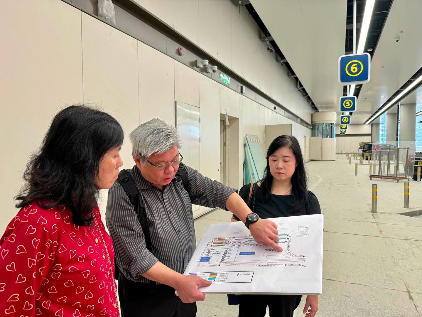 陳美寶到訪新皇崗口岸檢視交通安排。(運輸及物流局)