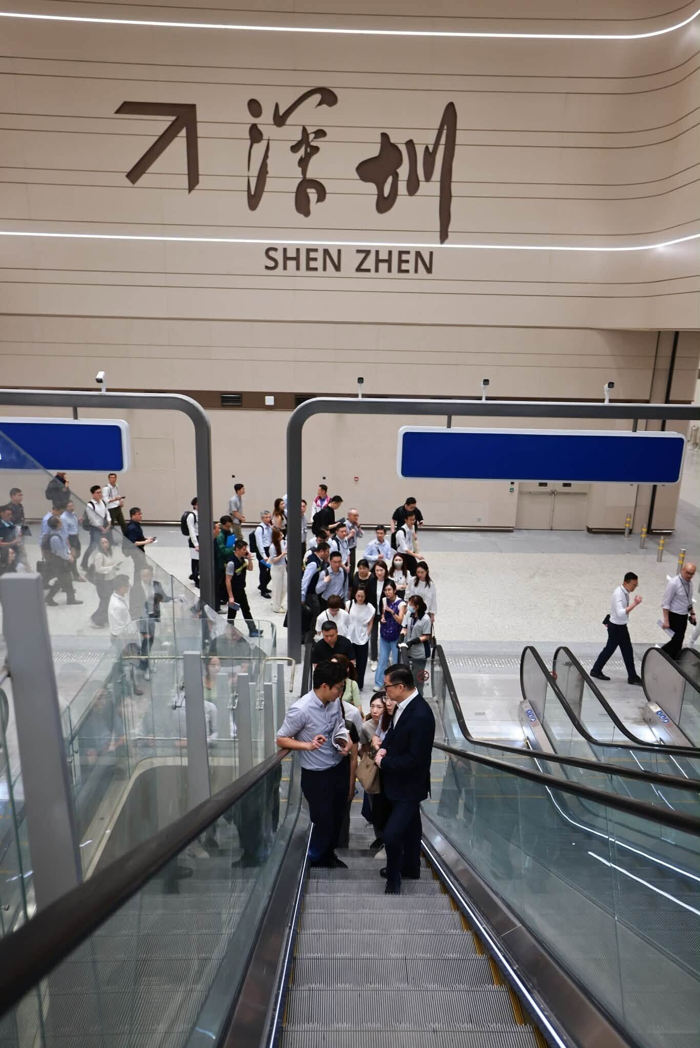 鄧炳強視察新皇崗口岸後,稱會在準備就緒後爭取盡快開通。(鄧炳強Facebook)