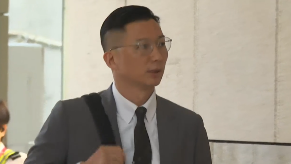 高級警司周毅剛到西九龍裁判法院聽取判刑(有線新聞畫面)