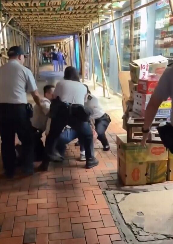 北角發生食環署拉小販事件遭熱議。(Threads「kapo_2388」截圖)