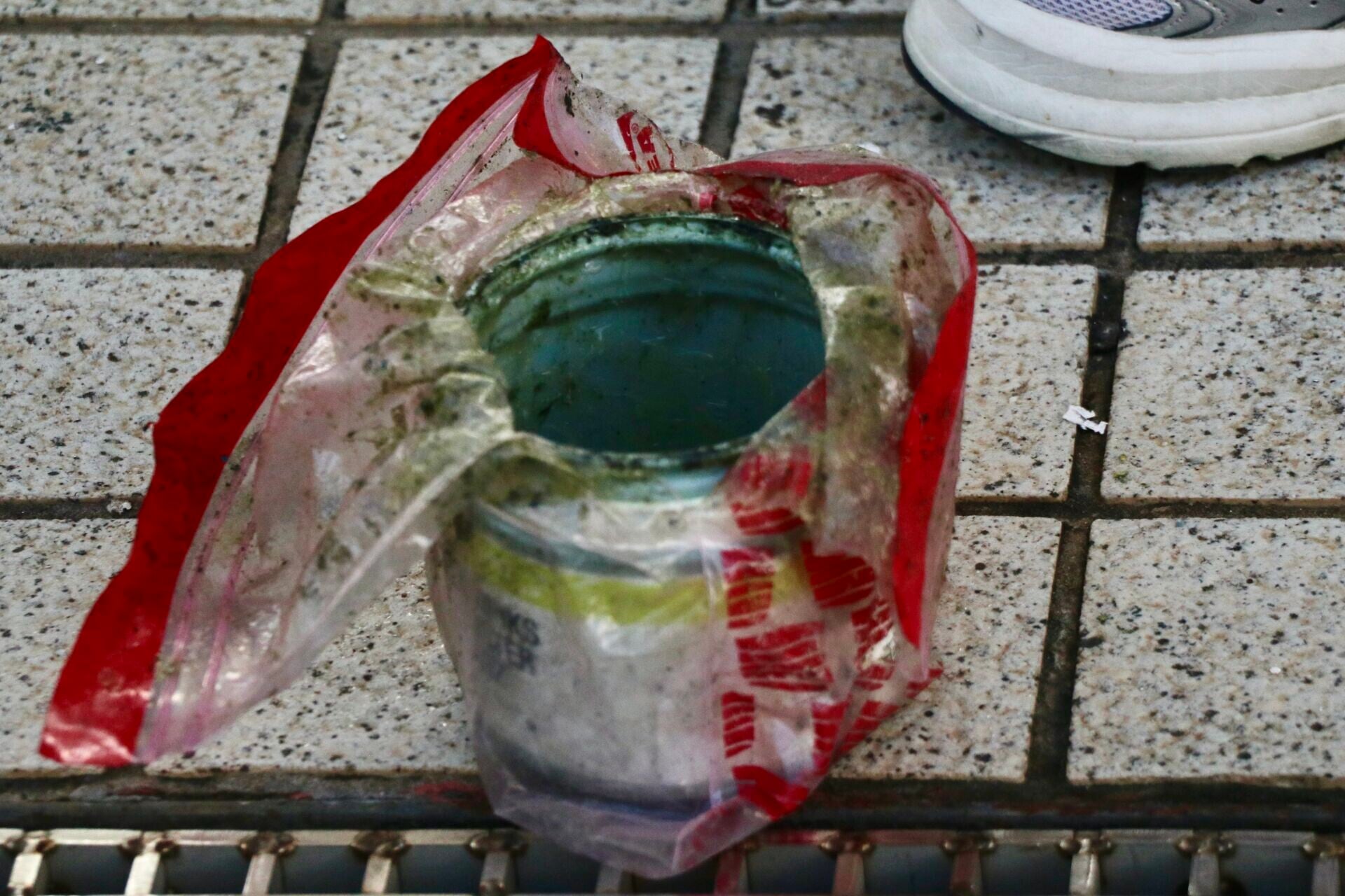 手球膠可增加抓球力,但球員教練要花時間清潔膠漬(吳清秀攝)