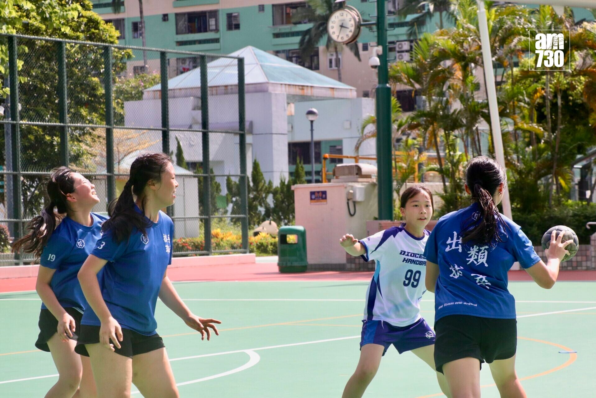香港手球練習及比賽,不時需要在戶外場地進行(吳清秀攝)