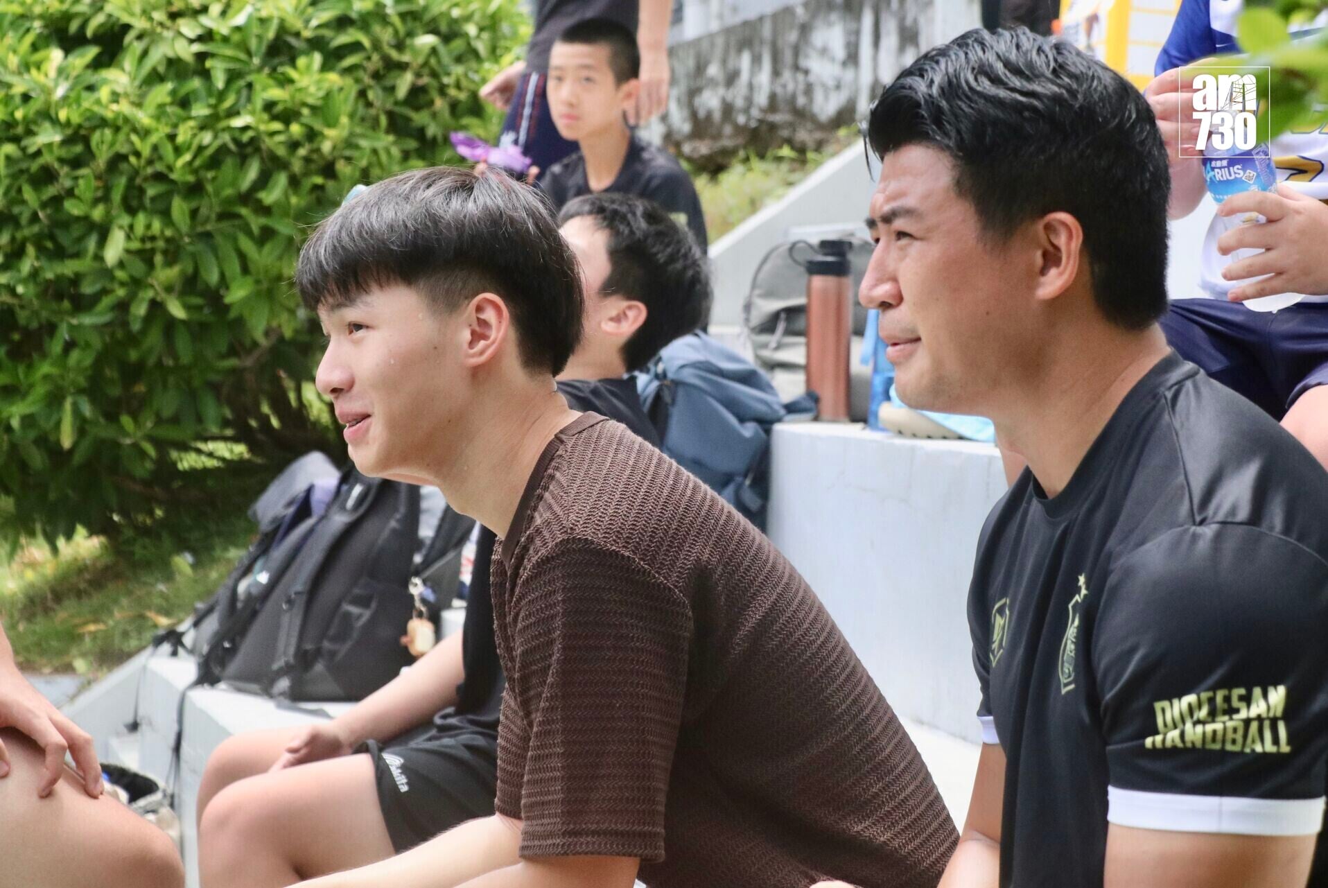 斌教練正在問學生 「今次DSE成績如何?」並提點他們止汗劑並不能在出汗後使用。(吳清秀攝)