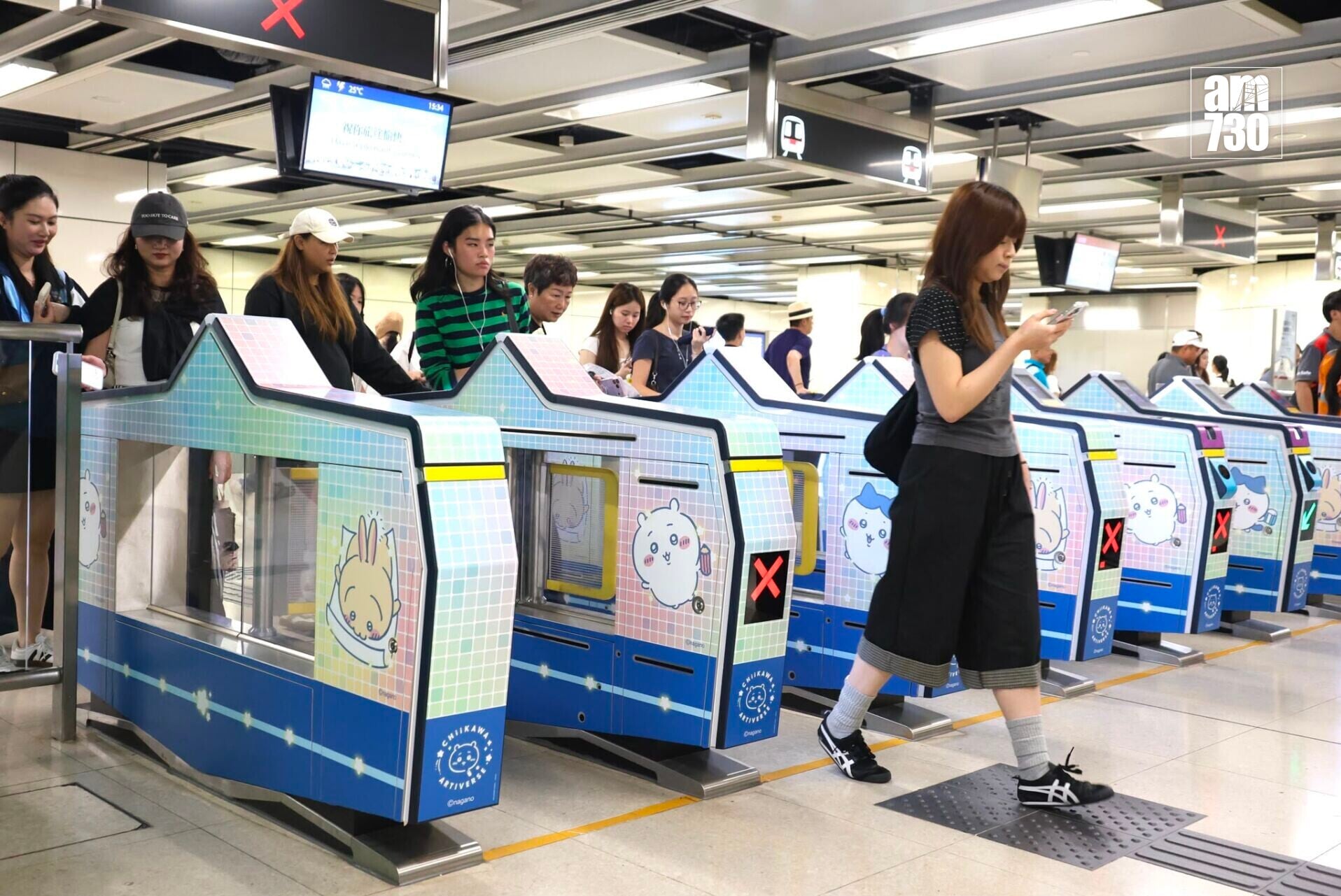 港鐵尖東站化身Chiikawa主題車站(周令知攝)