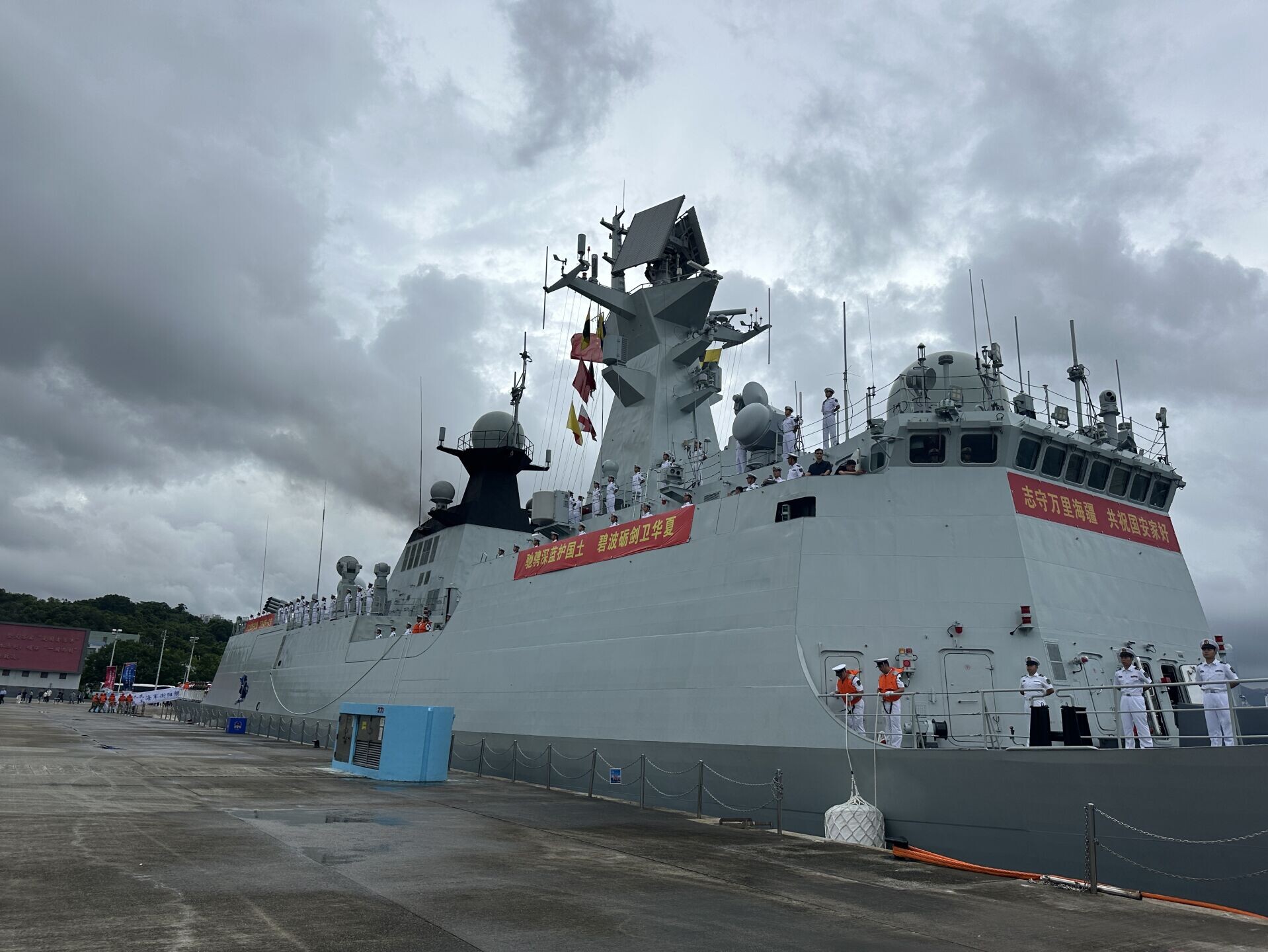 由解放軍導彈驅逐艦南寧艦及導彈護衛艦衡陽艦組成的海軍艦艇編隊在歡送儀式後,陸續駛離軍港碼頭,離開香港。(中通社)