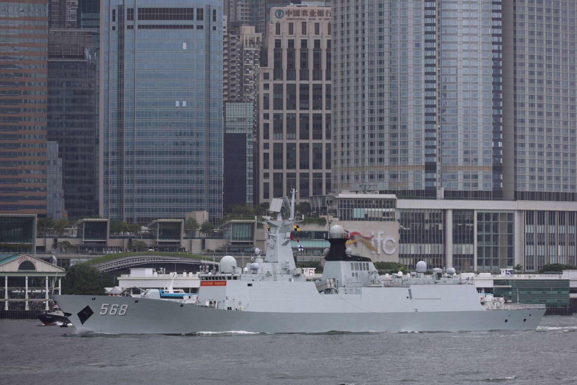 由解放軍導彈驅逐艦南寧艦及導彈護衛艦衡陽艦組成的海軍艦艇編隊在歡送儀式後,陸續駛離軍港碼頭,離開香港。(鍾式明攝)