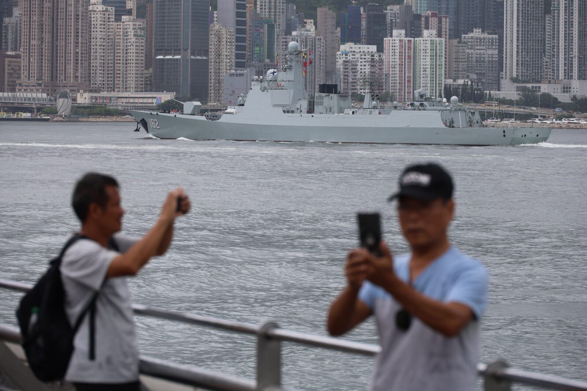 由解放軍導彈驅逐艦南寧艦及導彈護衛艦衡陽艦組成的海軍艦艇編隊在歡送儀式後,陸續駛離軍港碼頭,離開香港。(鍾式明攝)
