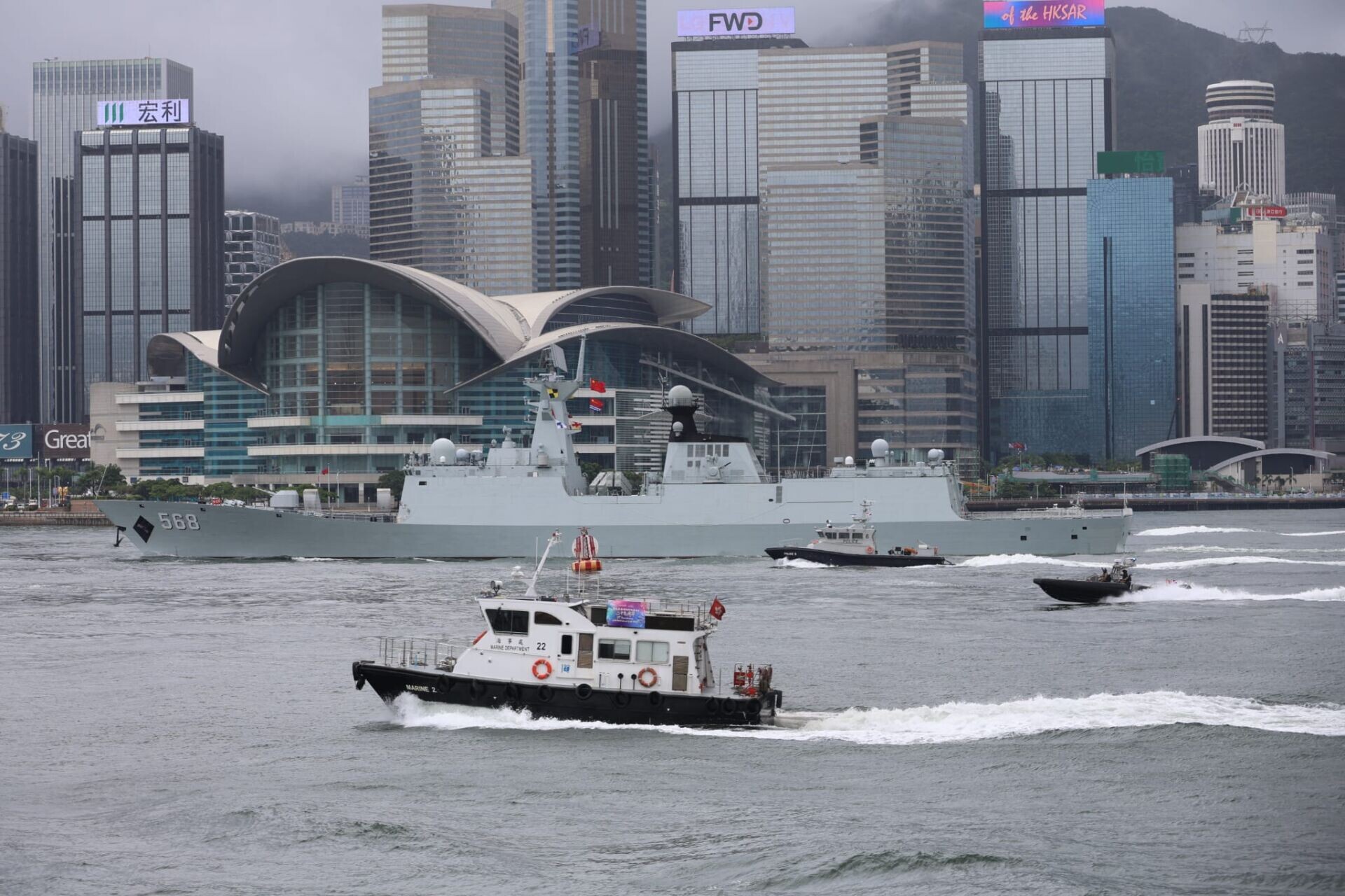由解放軍導彈驅逐艦南寧艦及導彈護衛艦衡陽艦組成的海軍艦艇編隊在歡送儀式後,陸續駛離軍港碼頭,離開香港。(鍾式明攝)