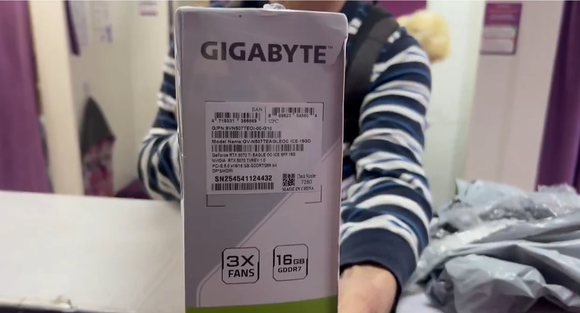 俄羅斯男子網購顯示卡,打開發現是一瓶水。(X)
