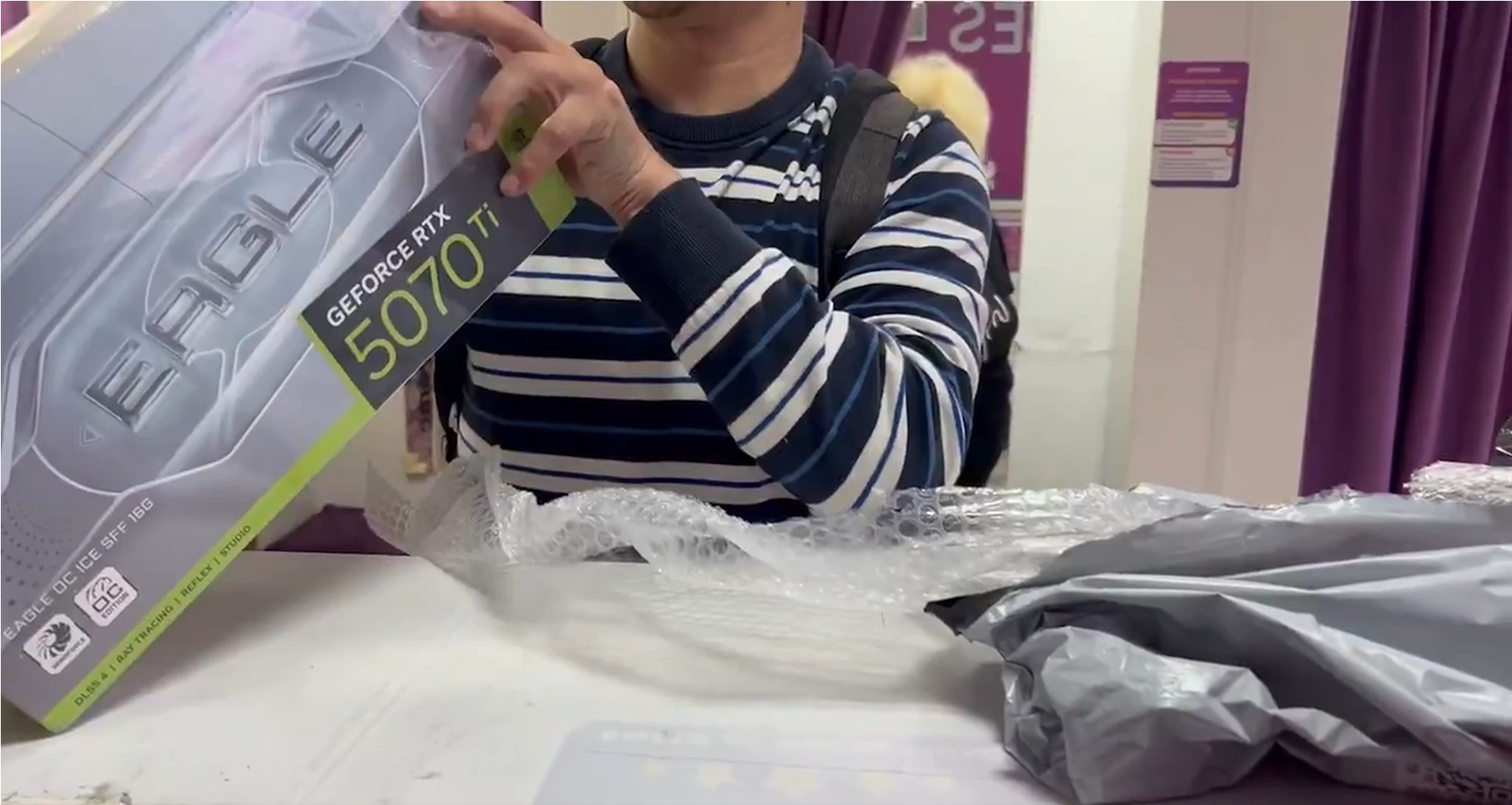 俄羅斯男子網購顯示卡,打開發現是一瓶水。(X)
