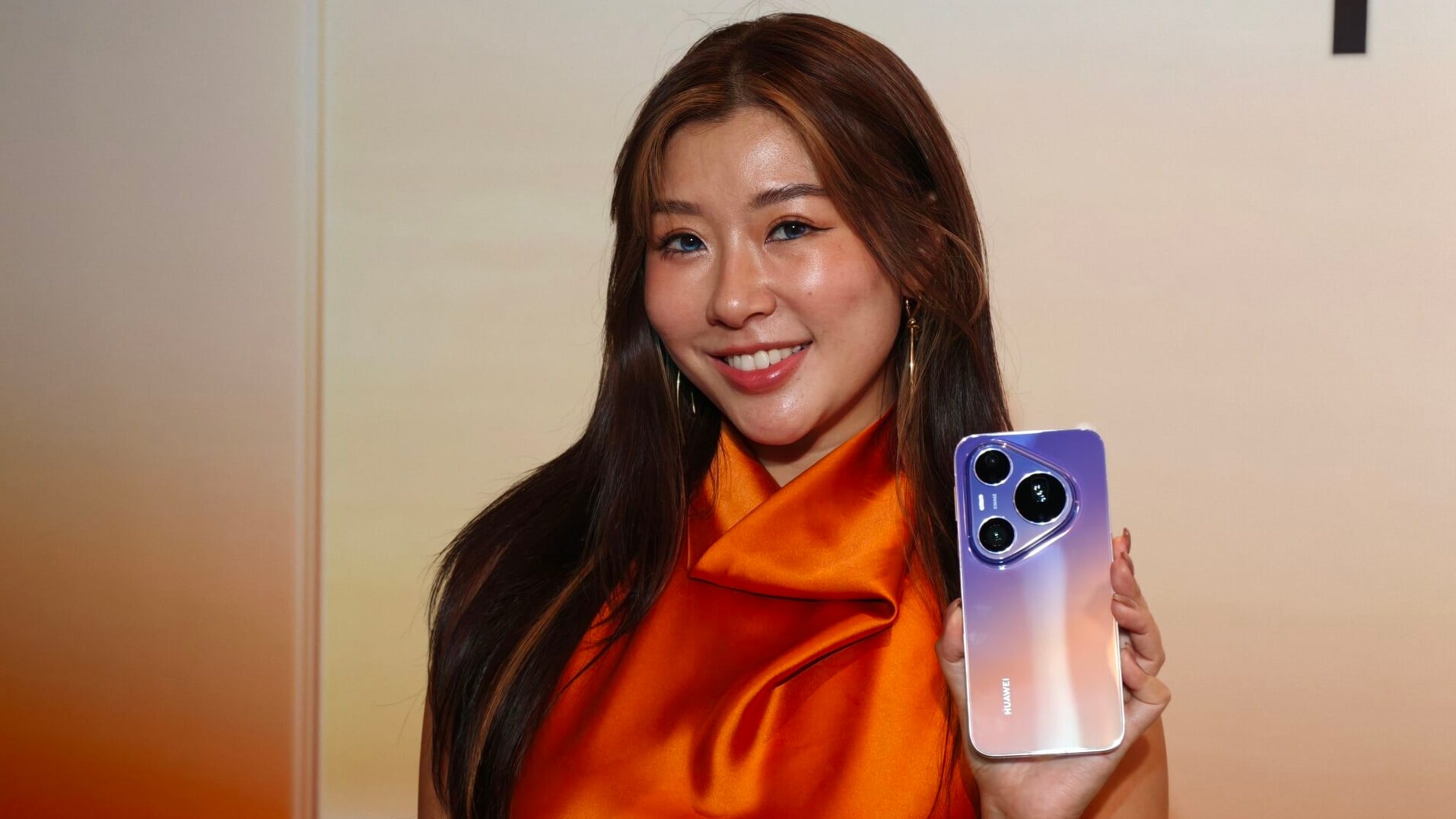 HUAWEI Pura 90s Pro Max帶來首創漸變色設計。