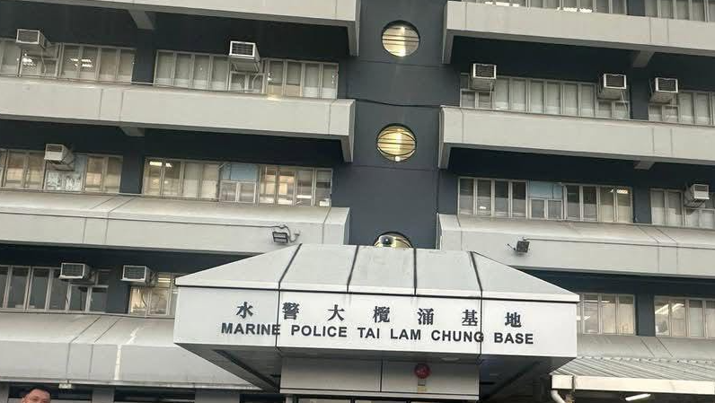 水警接報到場，救起20歲姓梁男事主，他陷入昏迷被送往水警西分區大欖行動基地，經救護員檢驗證實已明顯死亡。(水警港外警區  FB)