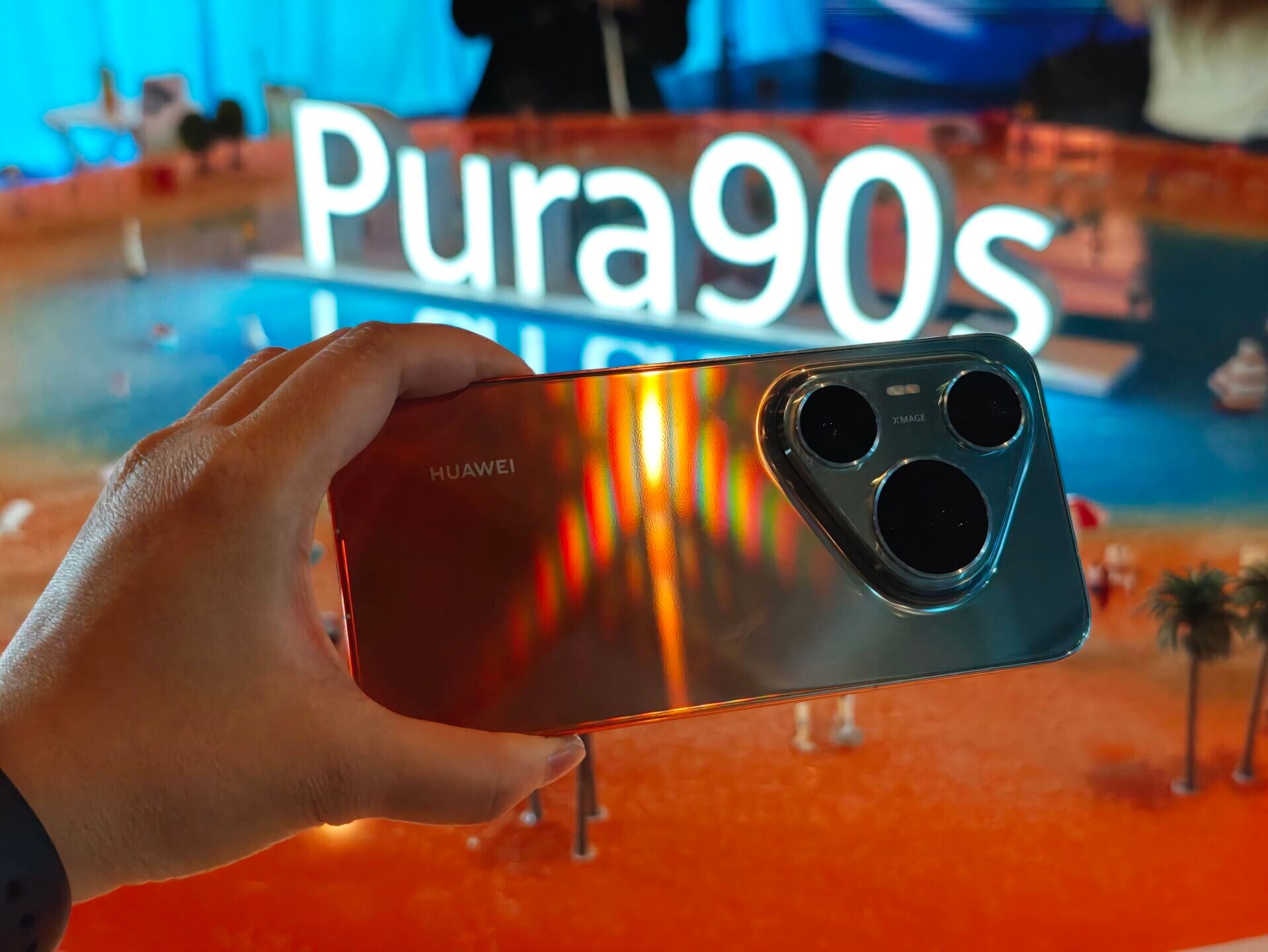 HUAWEI Pura 90s Pro Max主打特別的漸變橘子海配色。