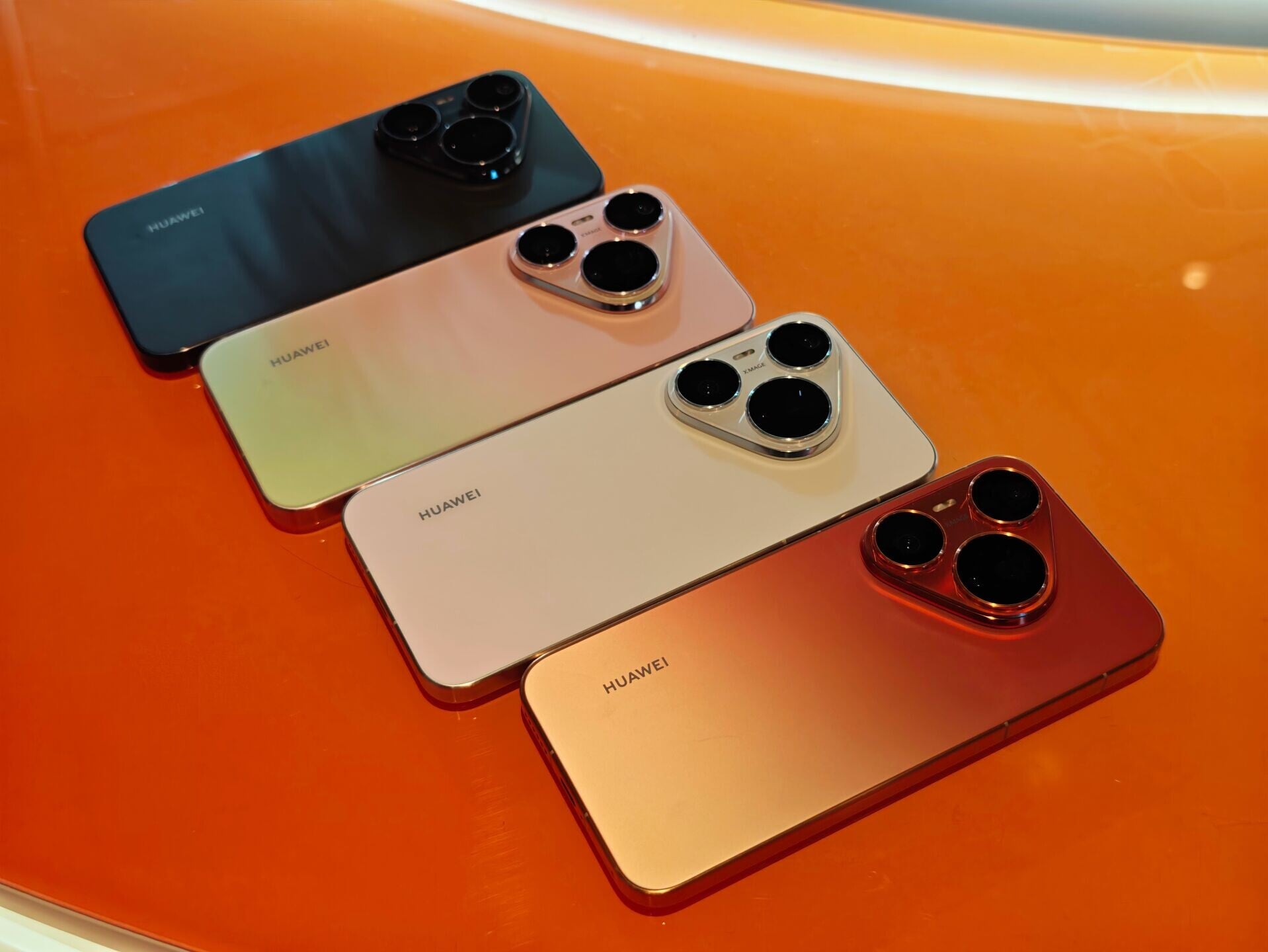 HUAWEI Pura 90s Pro同樣有4款配色。