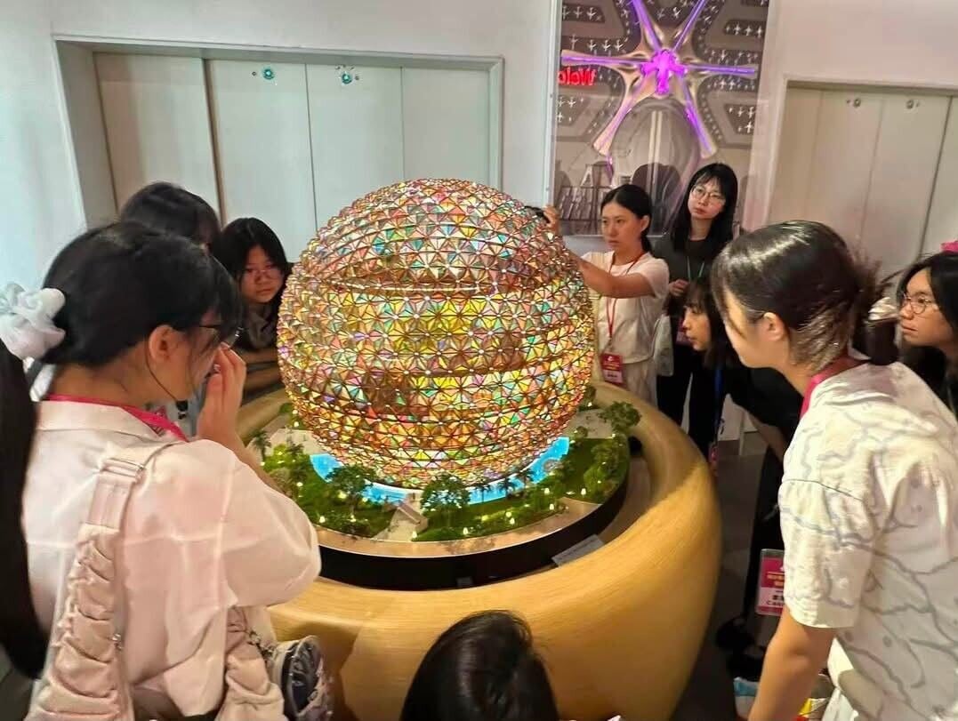 5 同學們參觀R J的建築模型