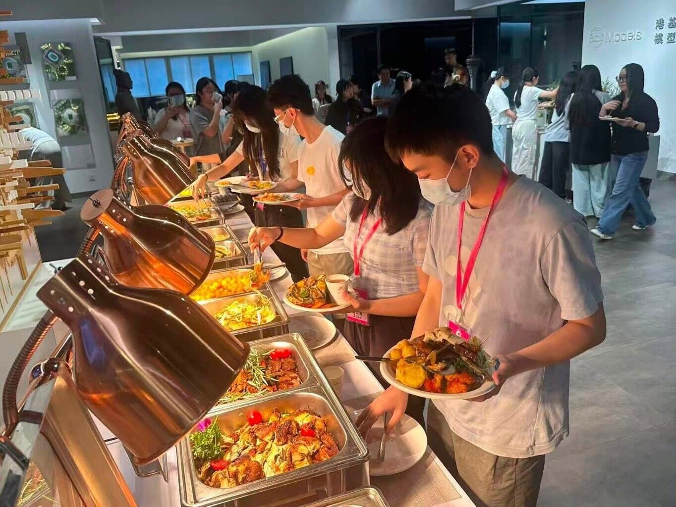 6 中午品嚐美味自助餐