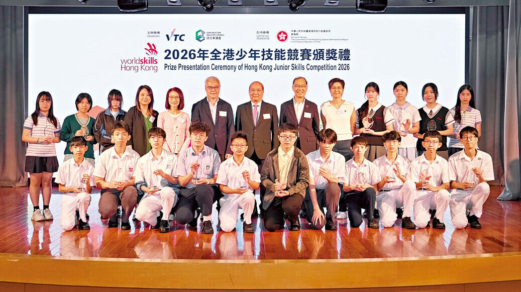 全港少年技能競賽大會負責人與一眾得獎者合照。