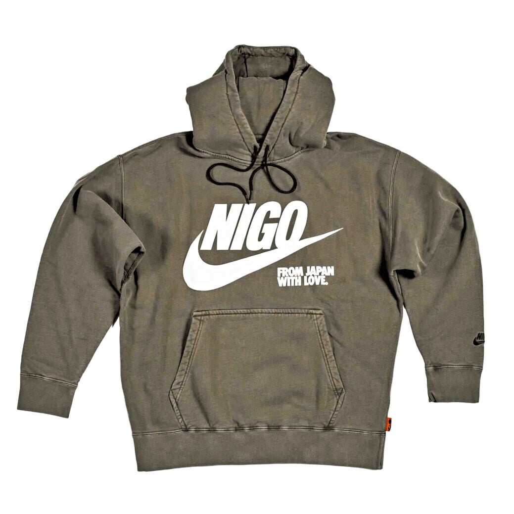 灰色洗水連帽衛衣,老鏈咁大個NIGO logo,肯著上身的肯定係真愛。