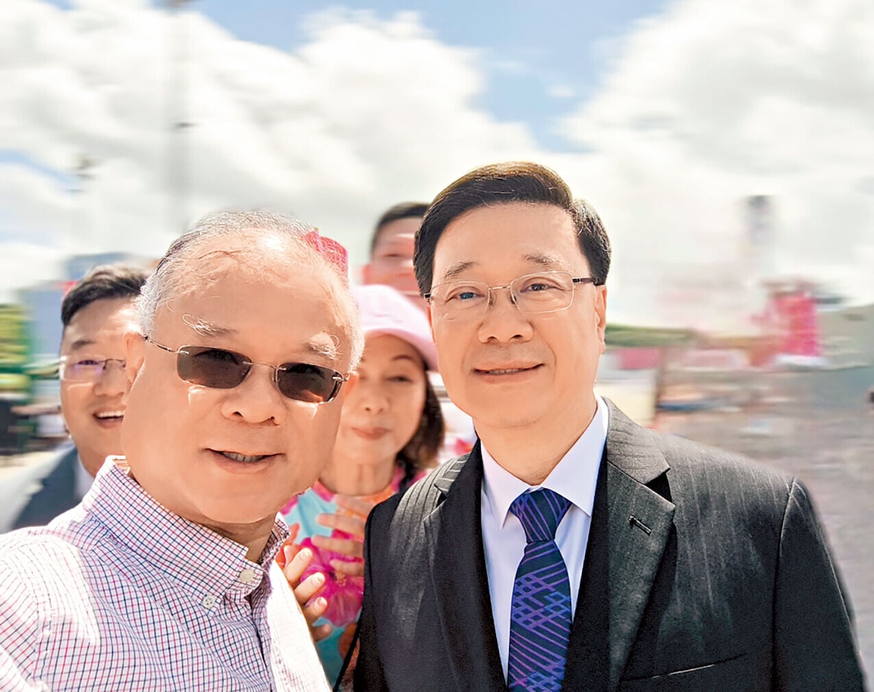 筆者李漢祥和特首李家超合照於昂船洲海軍基地。