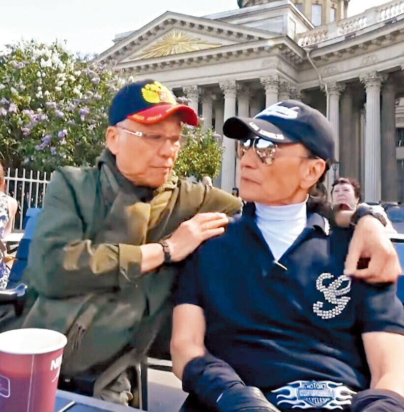 謝賢和曾江約定,誰先走,未走的人錫對方一啖。(電視畫面截圖)