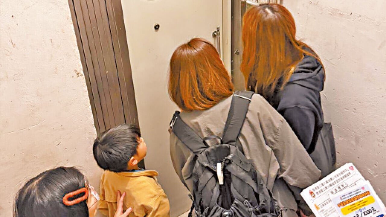 媽媽義工Jessica與兒子一起參與洗樓派傳單，向街坊宣傳計劃及推動他們參與社區。