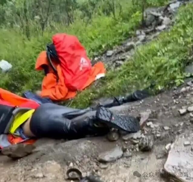 登山客遭雷擊倒地。(圖/翻攝微信公眾號「徒步山海」)