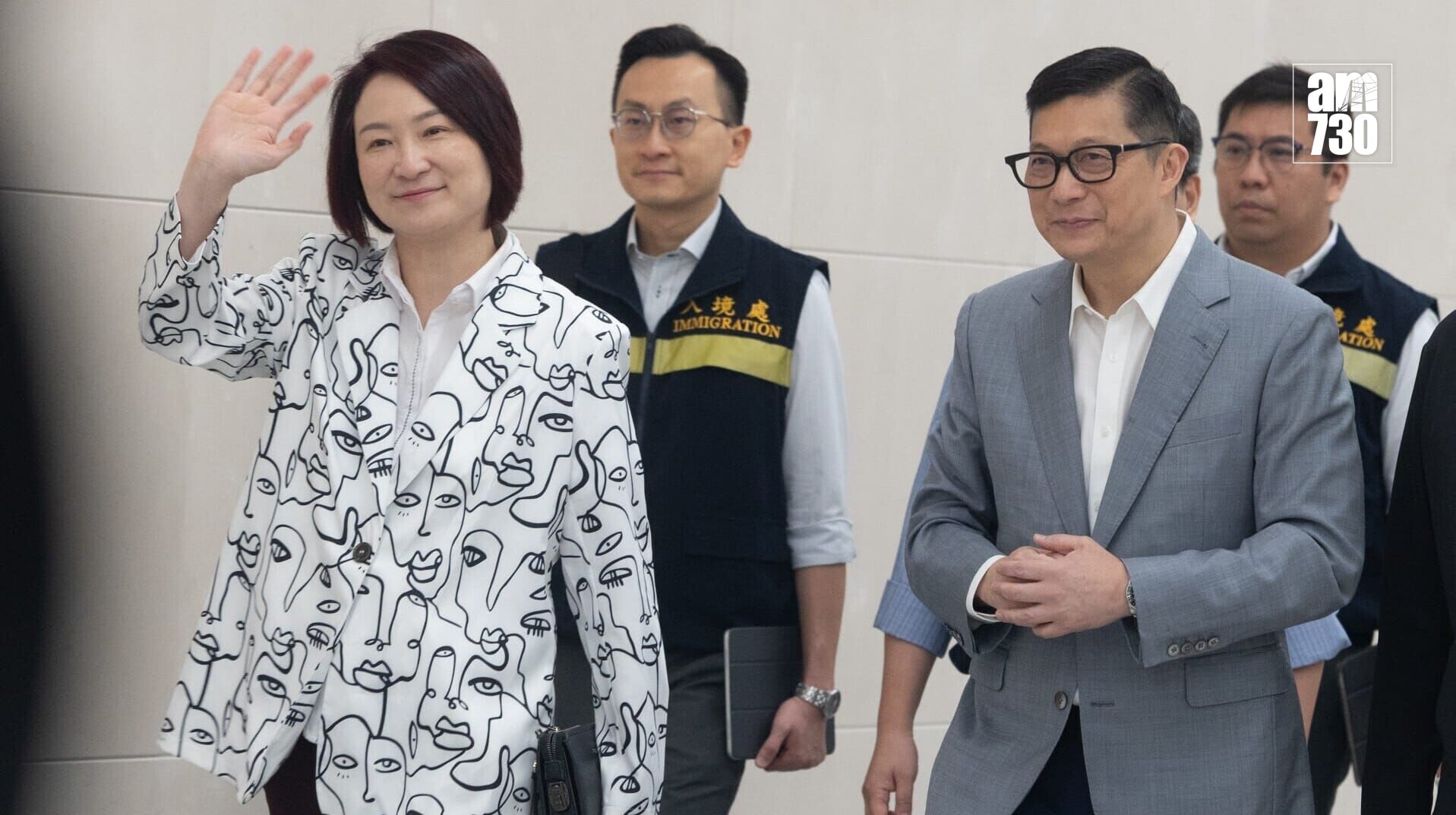 保安局局長鄧炳強與立法會議員參觀新皇崗口岸港方口岸區。(蘇文傑攝)