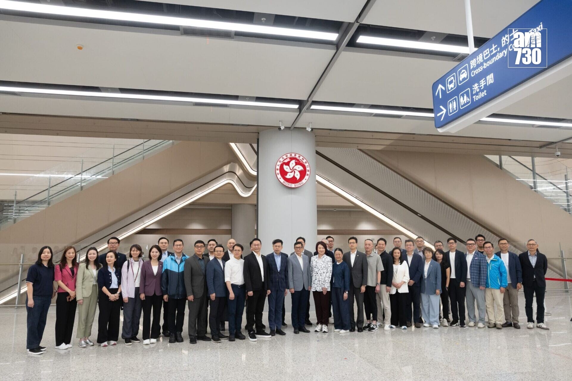 保安局局長鄧炳強與立法會議員參觀新皇崗口岸港方口岸區。(蘇文傑攝)