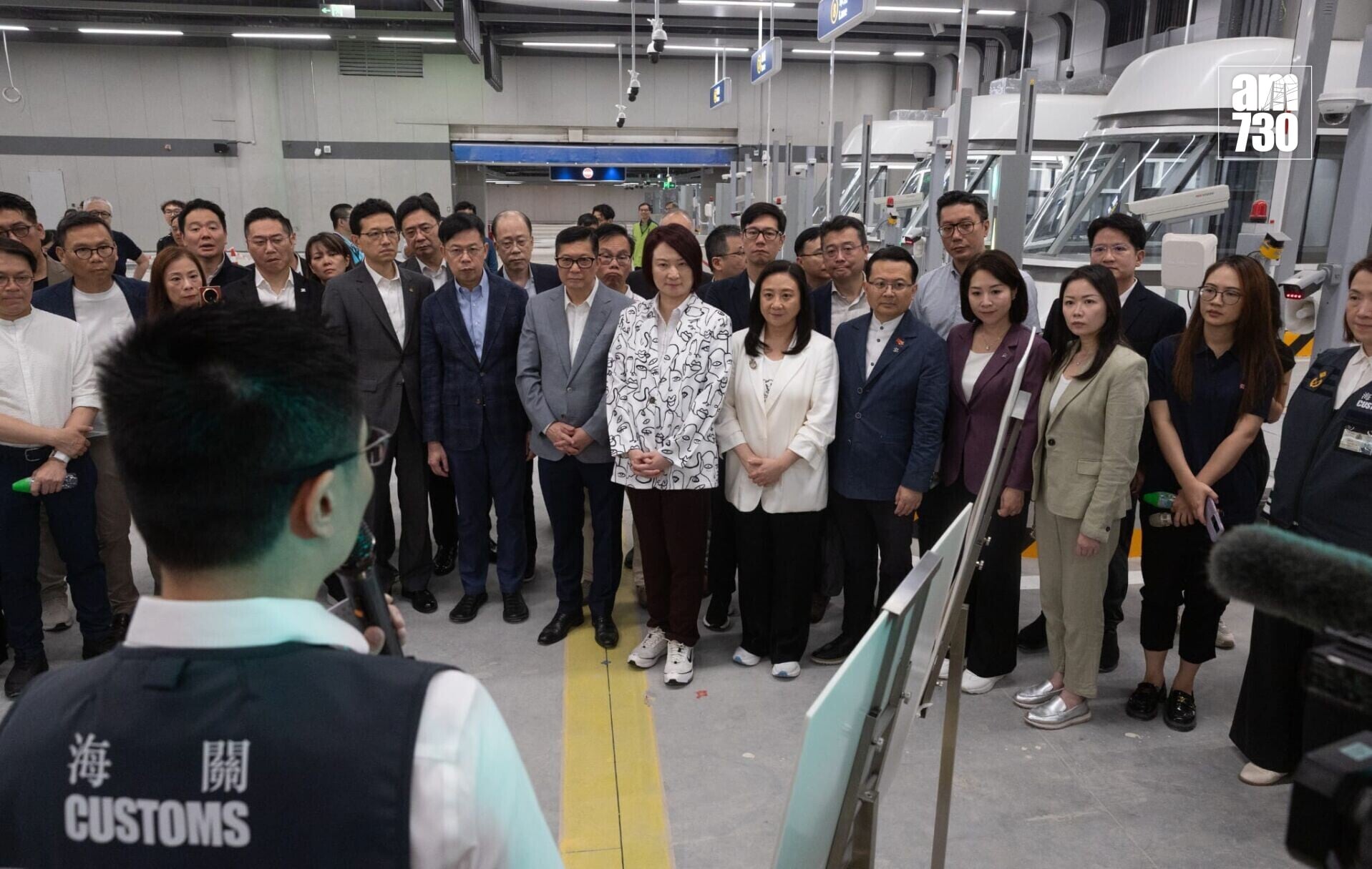 保安局局長鄧炳強與立法會議員參觀新皇崗口岸港方口岸區。(蘇文傑攝)